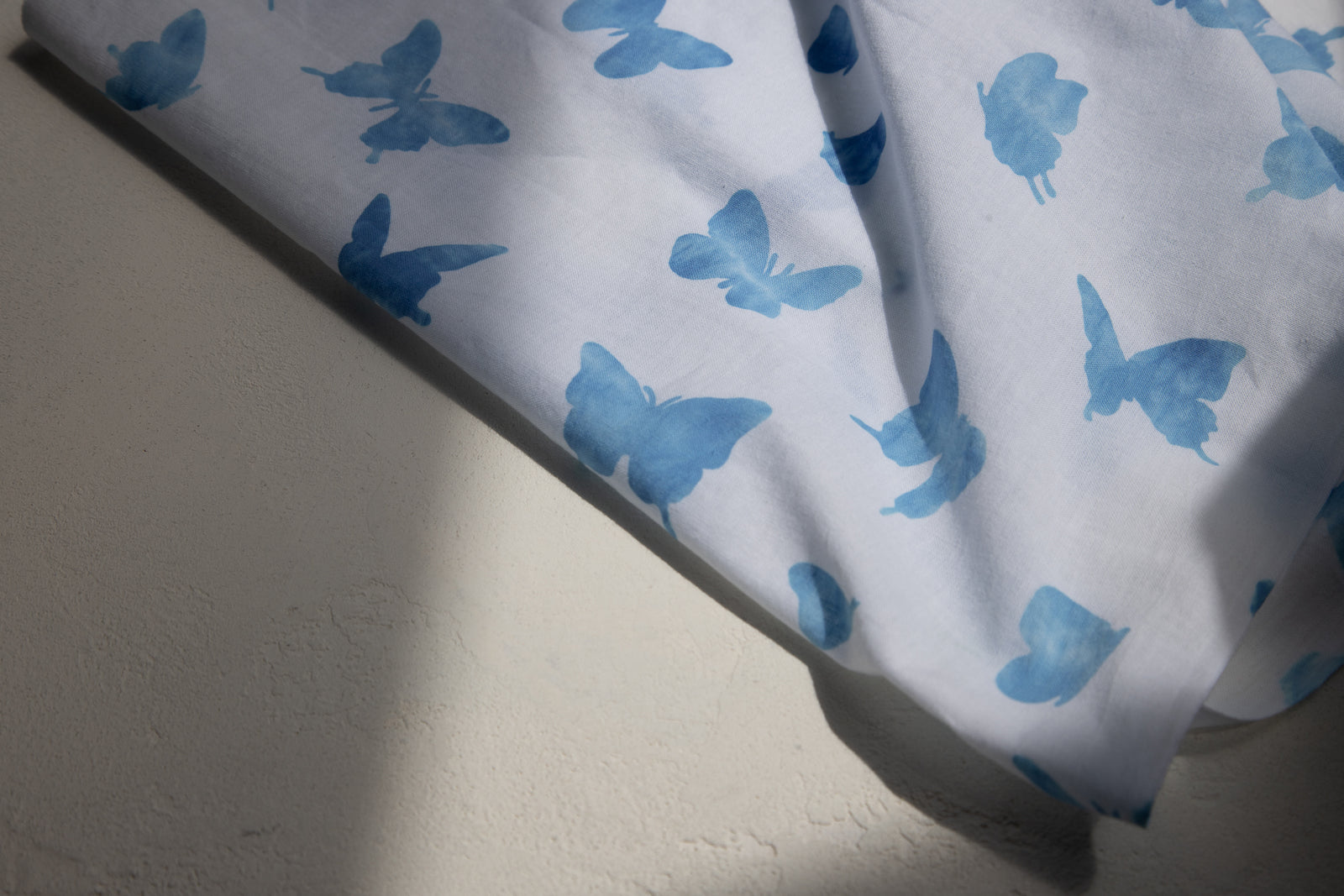 注染 手ぬぐい 青い蝶々 – 関澤 孝